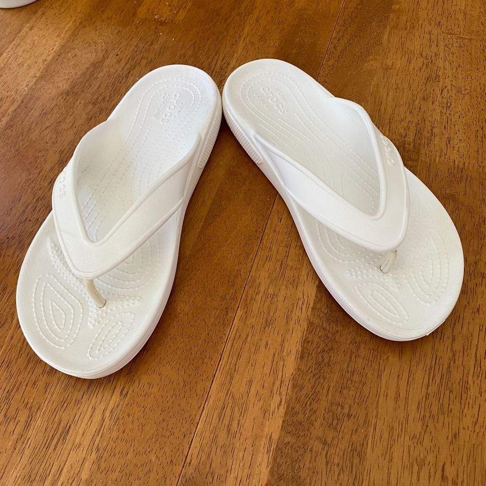 Crocs Flip Flop Sandals Men's 9 White Slip On Women's 11 Excellent, Comfort